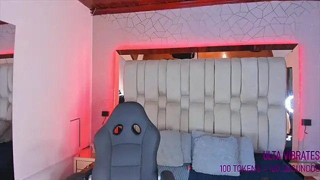 Snapshot of AngelineHeet chatting on December 2024 03:58:02 AM AngelineHeet online show from December 2024 03:58:02 AM