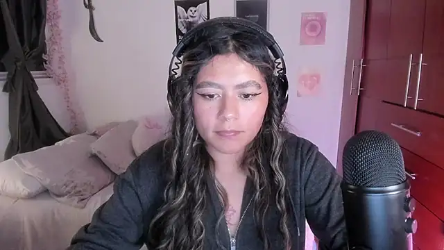 Snapshot of StephaniFox chatting on December 2025 01:44:01 AM StephaniFox online show from December 2025 01:44:01 AM