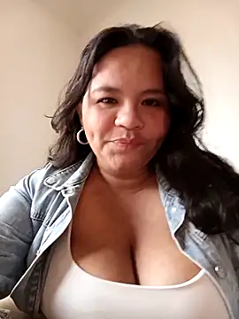 Snapshot of Julieta-tits chatting on April 2026 07:51:01 PM Julieta-tits online show from April 2026 07:51:01 PM