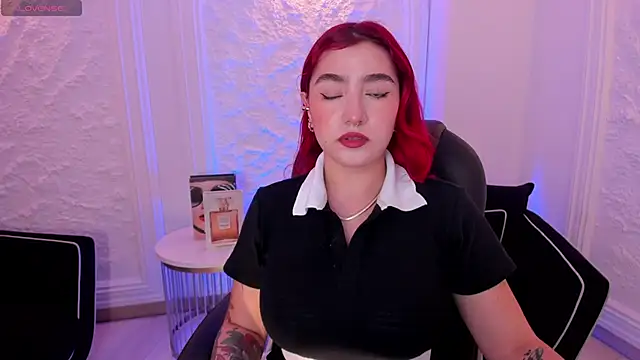 Snapshot of ViolettCastel chatting on October 2025 06:38:02 PM ViolettCastel online show from October 2025 06:38:02 PM