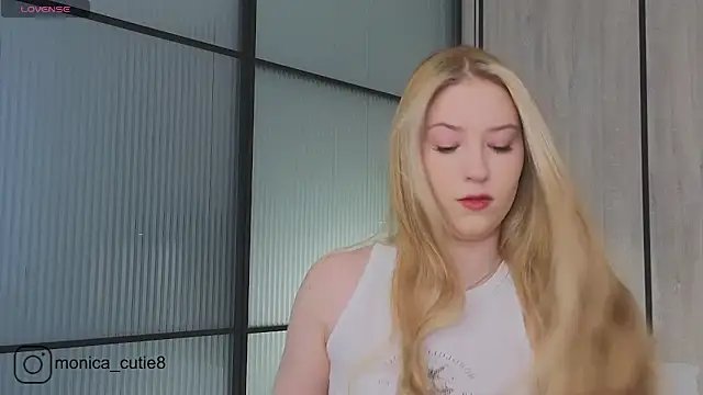 Snapshot of Monikacutie chatting on February 2025 07:12:01 AM Monikacutie online show from February 2025 07:12:01 AM