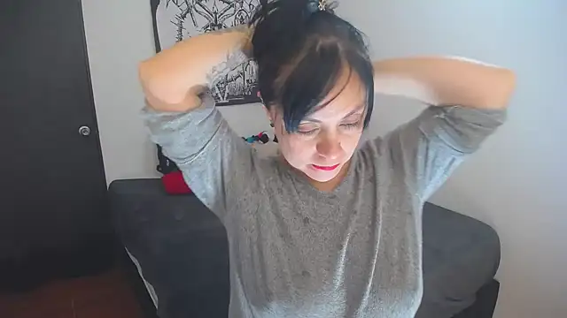 lili peach online show from April 2026 10:00:02 PM