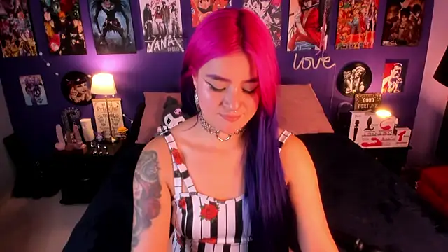 Snapshot of anne_cross chatting on October 2025 02:33:01 AM anne cross online show from October 2025 02:33:01 AM