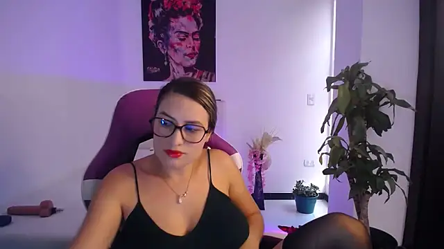 esmeraldaa230 online show from November 2025 07:46:02 PM