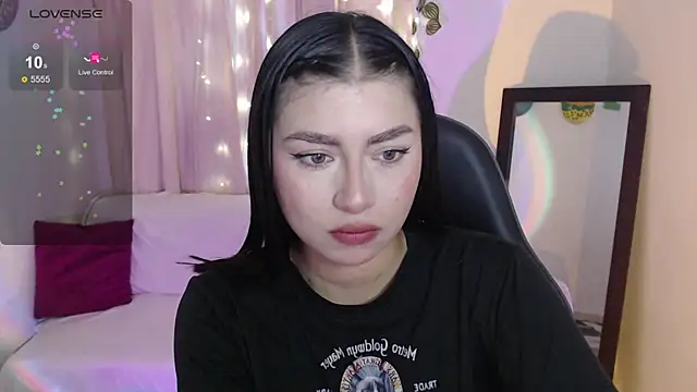 Snapshot of mily_thomson_b_ chatting on June 2026 10:52:01 PM mily thomson b online show from June 2026 10:52:01 PM