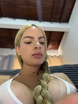 Snapshot of emiss_ chatting on December 2025 03:08:01 PM emiss online show from December 2025 03:08:01 PM