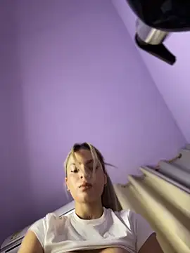 Snapshot of emiss_ chatting on February 2026 05:20:02 PM emiss online show from February 2026 05:20:02 PM