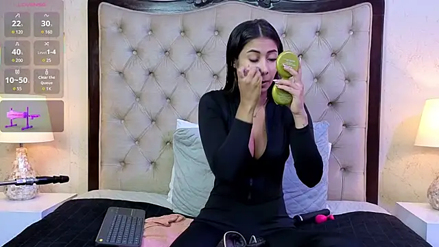 Snapshot of MontVta chatting on December 2025 12:14:02 PM MontVta online show from December 2025 12:14:02 PM