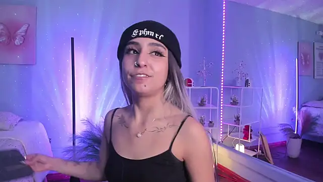 Snapshot of MaveParks_ chatting on October 2025 11:43:01 AM MaveParks online show from October 2025 11:43:01 AM