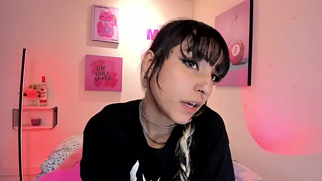 Snapshot of MaveParks_ chatting on November 2025 12:07:01 PM MaveParks online show from November 2025 12:07:01 PM