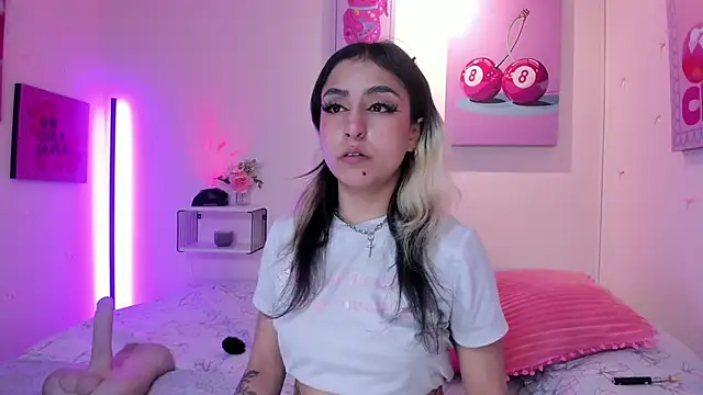 Snapshot of MaveParks_ chatting on December 2025 11:47:01 AM MaveParks online show from December 2025 11:47:01 AM