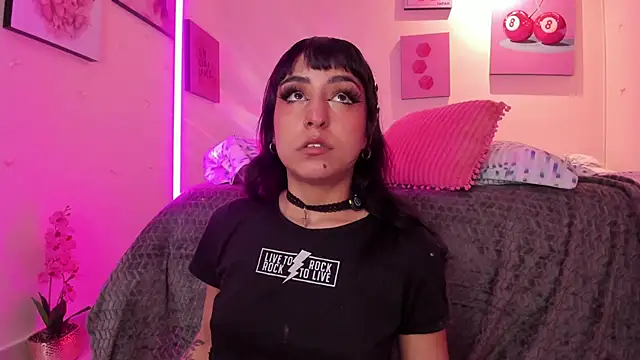 Snapshot of MaveParks_ chatting on February 2026 12:01:02 PM MaveParks online show from February 2026 12:01:02 PM