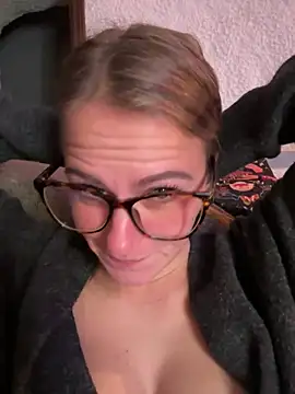 selenaluvv online show from December 2025 04:05:01 PM