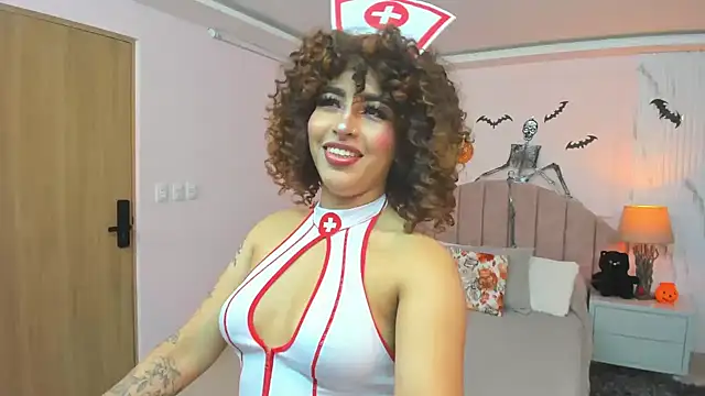 Snapshot of MadelaineJones chatting on October 2025 08:10:01 PM MadelaineJones online show from October 2025 08:10:01 PM