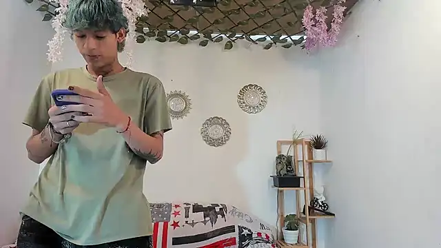 Snapshot of oliverhot2005 chatting on November 2025 02:40:02 PM oliverhot2005 online show from November 2025 02:40:02 PM