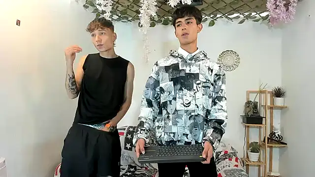 Snapshot of oliverhot2005 chatting on November 2025 07:57:02 PM oliverhot2005 online show from November 2025 07:57:02 PM