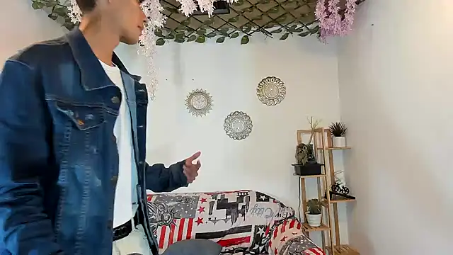 Snapshot of oliverhot2005 chatting on November 2025 09:59:01 PM oliverhot2005 online show from November 2025 09:59:01 PM