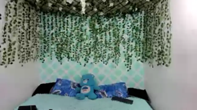 Snapshot of oliverhot2005 chatting on December 2025 03:51:01 PM oliverhot2005 online show from December 2025 03:51:01 PM