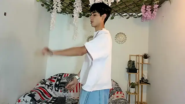 Snapshot of oliverhot2005 chatting on December 2025 08:17:01 PM oliverhot2005 online show from December 2025 08:17:01 PM