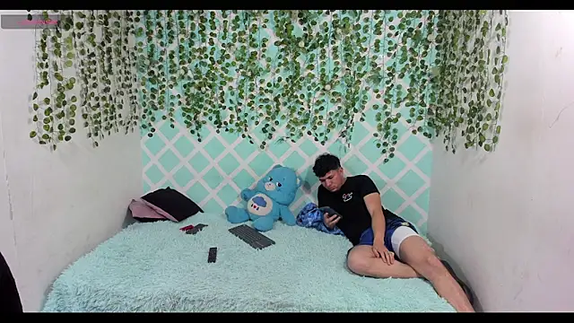 Snapshot of oliverhot2005 chatting on December 2025 07:43:01 PM oliverhot2005 online show from December 2025 07:43:01 PM