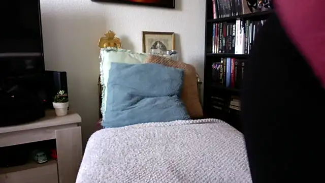 Snapshot of Luccreccia_ chatting on October 2025 08:46:01 AM Luccreccia online show from October 2025 08:46:01 AM