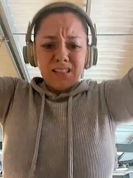 Snapshot of Luccreccia_ chatting on November 2025 10:17:01 AM Luccreccia online show from November 2025 10:17:01 AM