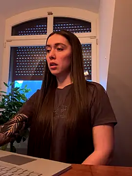 emiliasommer online show from November 2025 03:47:01 PM