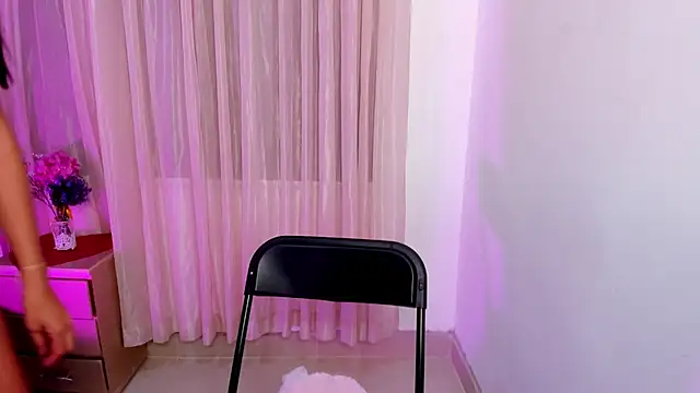 Snapshot of vale_kross chatting on September 2025 02:16:01 PM vale kross online show from September 2025 02:16:01 PM