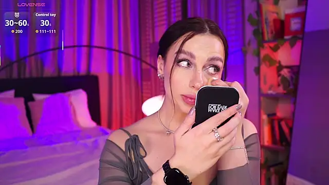 Snapshot of LunaNight chatting on December 2025 08:46:01 PM LunaNight online show from December 2025 08:46:01 PM