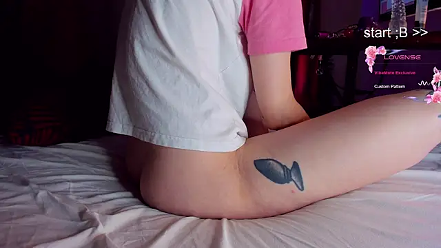 Snapshot of HunnyWifey chatting on October 2025 03:48:02 AM HunnyWifey online show from October 2025 03:48:02 AM