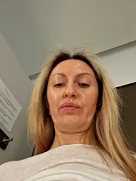 Miss    Mia  online show from February 2025 03:25:02 PM