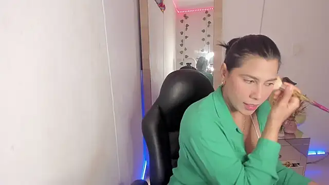 Snapshot of hellensexy chatting on January 2025 03:55:02 PM hellensexy online show from January 2025 03:55:02 PM