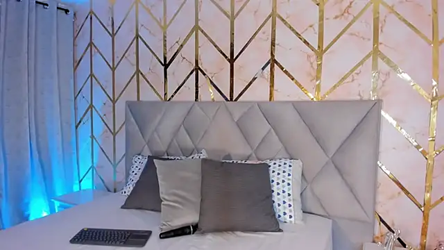 Arianabromw online show from December 2024 07:07:02 PM