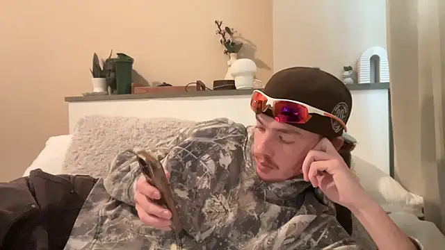 Snapshot of younghungginger chatting on December 2024 08:42:01 PM younghungginger online show from December 2024 08:42:01 PM