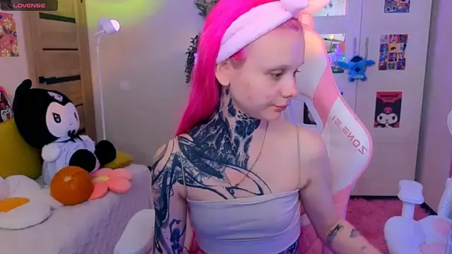 Britney Lynch online show from October 2025 03:25:01 PM