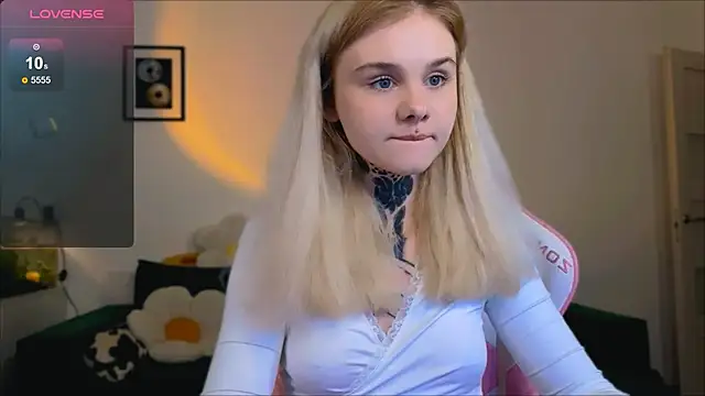 Britney Lynch online show from April 2026 07:11:02 PM