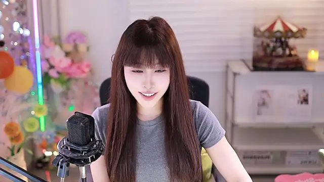 Snapshot of SleepArtist chatting on December 2025 08:12:01 AM SleepArtist online show from December 2025 08:12:01 AM