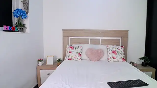 Snapshot of AylinRoss chatting on September 2025 08:21:02 PM AylinRoss online show from September 2025 08:21:02 PM