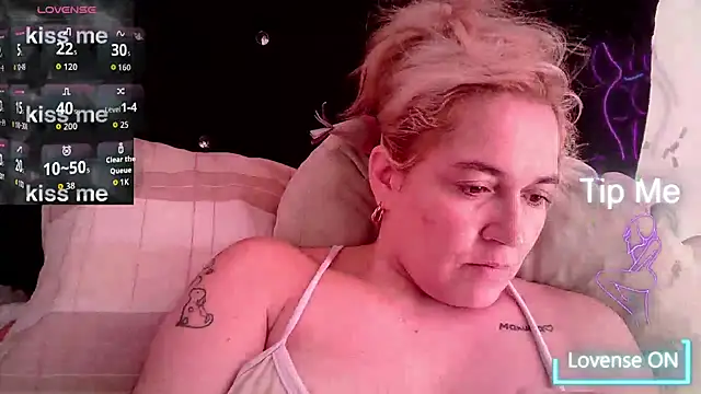 Snapshot of Izury_Blondee chatting on October 2025 03:18:01 PM Izury Blondee online show from October 2025 03:18:01 PM