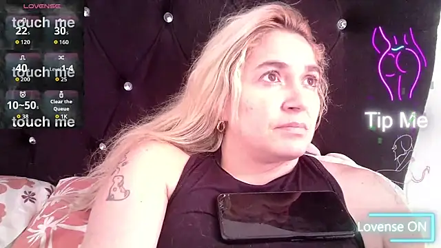 Snapshot of Izury_Blondee chatting on November 2025 06:07:02 PM Izury Blondee online show from November 2025 06:07:02 PM