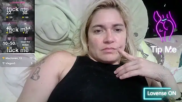 Snapshot of Izury_Blondee chatting on November 2025 10:42:02 PM Izury Blondee online show from November 2025 10:42:02 PM