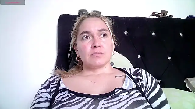 Snapshot of Izury_Blondee chatting on November 2025 05:41:01 PM Izury Blondee online show from November 2025 05:41:01 PM