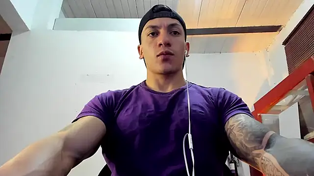 Snapshot of aquiles_51 chatting on November 2025 04:18:02 PM aquiles 51 online show from November 2025 04:18:02 PM