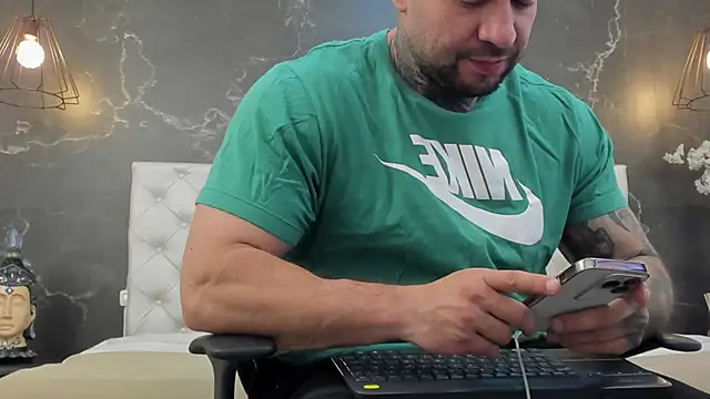 Snapshot of BruceDallas chatting on January 2025 11:02:01 PM BruceDallas online show from January 2025 11:02:01 PM