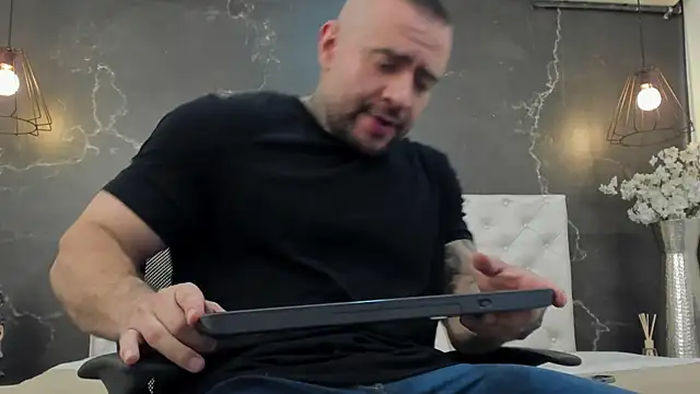 Snapshot of BruceDallas chatting on January 2025 11:35:01 PM BruceDallas online show from January 2025 11:35:01 PM