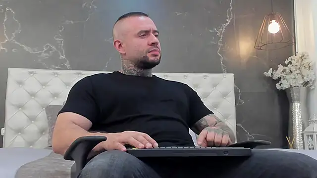 Snapshot of BruceDallas chatting on March 2025 01:04:02 AM BruceDallas online show from March 2025 01:04:02 AM