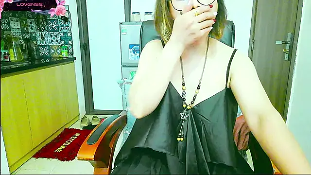Snapshot of Miu-Le chatting on October 2025 09:48:02 AM Miu-Le online show from October 2025 09:48:02 AM