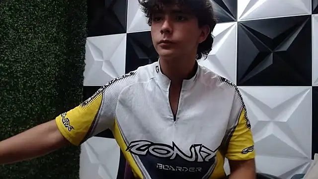 Snapshot of Dani_cumboy chatting on December 2024 01:51:02 AM Dani cumboy online show from December 2024 01:51:02 AM