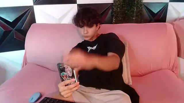 Snapshot of Dani_cumboy chatting on December 2024 01:29:01 AM Dani cumboy online show from December 2024 01:29:01 AM