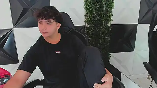 Snapshot of Dani_cumboy chatting on September 2025 02:33:02 PM Dani cumboy online show from September 2025 02:33:02 PM